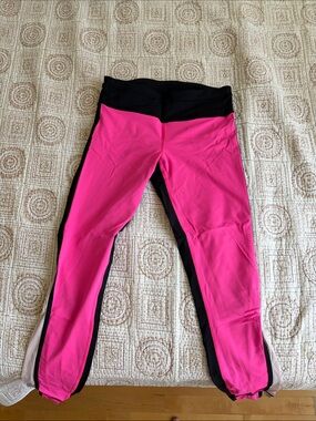 WOMENS LULULEMON SIZE 4 PINK AND BLACK LEGGINGS WITH WHITE MESH ON SIDES